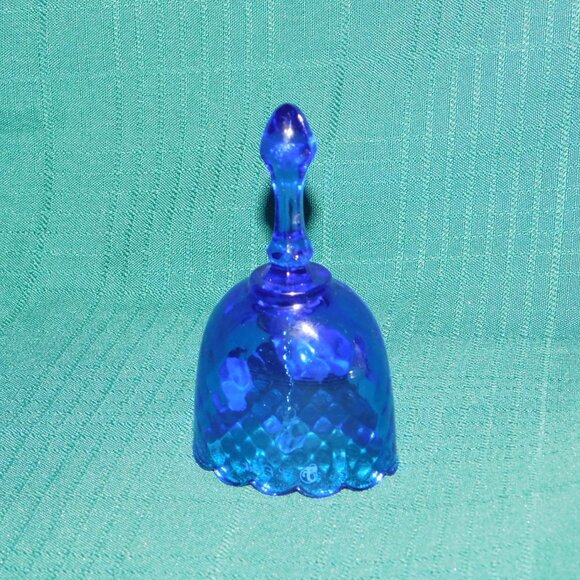 Signed Fenton glass blue bell mint condition with sticker - Picture 5 of 8